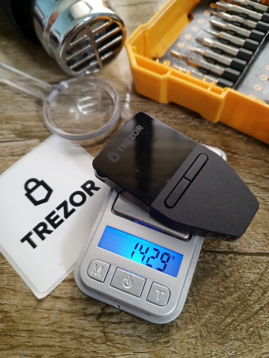 QTrader_Pro's tweet photo. I have three #Trezor Safe 3 , I sacrificed 1 to see if I can open and close it cleanly. It's just impossible, you literally have to damage the casing to open it.

Now I know why the hacker chose Ledger 😂

14g - 14.5g is good👍, if above 15g it's bugged 🧐
#Ledger #hack #crypto https://t.co/q8XT8lZfAj