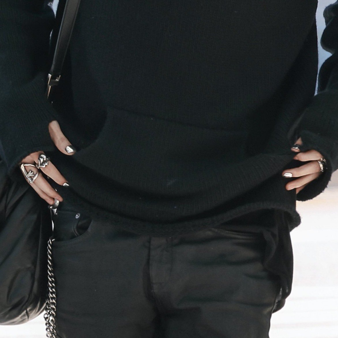 enhypen_shows's tweet photo. Ni-Ki's silver nails and those accessories are so attractive https://t.co/T7oceCUZZR