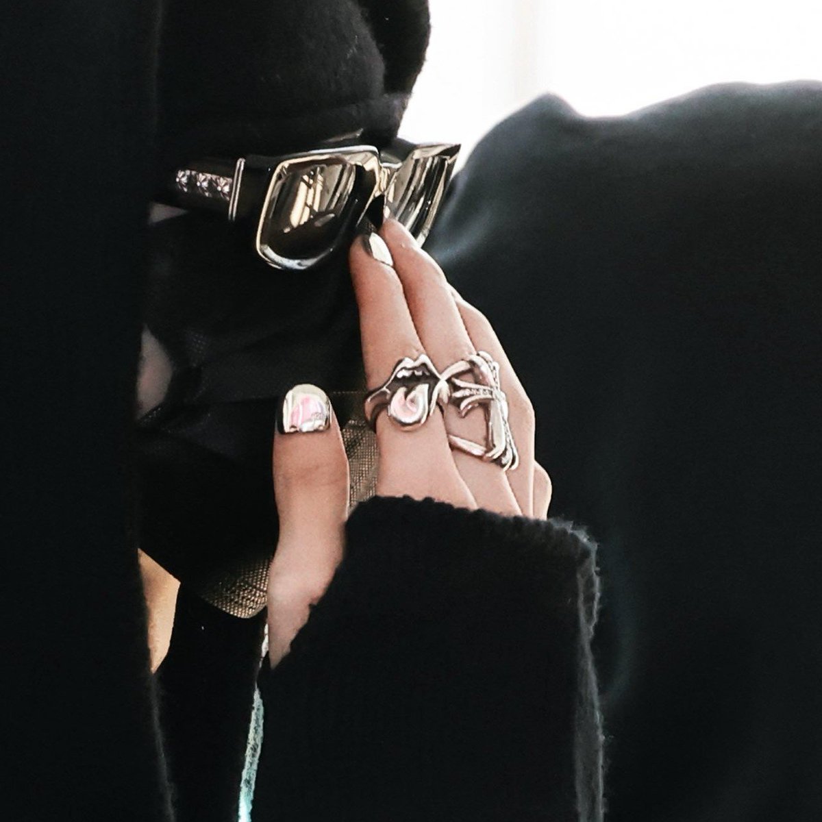 enhypen_shows's tweet photo. Ni-Ki's silver nails and those accessories are so attractive https://t.co/T7oceCUZZR