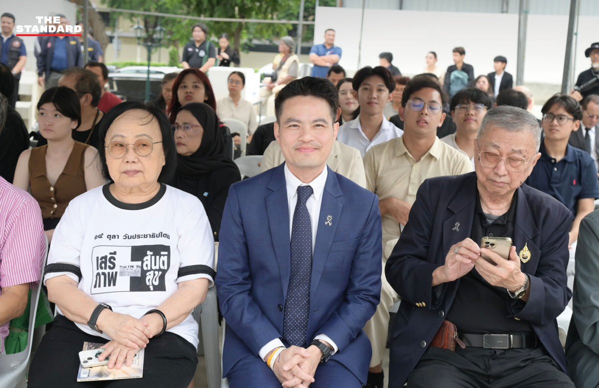 thestandardth's tweet photo. รำลึก 53 ปี เหตุ 14 ตุลา ตัวแทนรัฐสภา-ฝ่ายค้านร่วมวางพวงมาลา

บรรยากาศ ณ อนุสรณ์สถาน 14 ตุลา ถนนราชดำเนิน เต็มไปด้วยความสงบและรำลึกถึงอดีต เนื่องในโอกาสการจัดงาน “รำลึก 53 ปี 14 ตุลา” ประจำปี 2569 งานนี้จัดขึ้นเพื่อรำลึกถึงเหตุการณ์สำคัญทางประวัติศาสตร์การเมืองไทยเมื่อวันที่ 14 ตุลาคม 2516 ตลอดจนเพื่อรำลึกถึงความเสียสละของผู้เสียชีวิต และร่วมสืบสานความทรงจำทางประวัติศาสตร์ให้คงอยู่เป็นบทเรียนในการส่งเสริมคุณค่าของประชาธิปไตย สิทธิ เสรีภาพ และการเคารพศักดิ์ศรีความเป็นมนุษย์ในสังคมไทย

ภายในงานมีตัวแทนจากภาคส่วนต่างๆ ทางการเมืองเดินทางมาร่วมพิธีและวางพวงดอกไม้เพื่อรำลึกถึงวีรชนอย่างต่อเนื่อง โดย โสภณ ซารัมย์ ประธานรัฐสภา ได้มอบหมายให้ กิตติพศ กำเหนิดฤทธิ์ ผู้อำนวยการสำนักกฎหมาย เป็นตัวแทนเข้าร่วมงานและวางพวงดอกไม้ในนามประธานรัฐสภา

นอกจากนี้ ณัฐพงษ์ เรืองปัญญาวุฒิ ผู้นำฝ่ายค้านในสภาผู้แทนราษฎร พร้อมด้วยสมาชิกสภาผู้แทนราษฎร พรรคประชาชน และสมาชิกวุฒิสภา ตลอดจนบุคคลสำคัญทางการเมือง เช่น อนุสรณ์ ธรรมใจ ได้เดินทางมาร่วมพิธีรำลึกเช่นเดียวกัน

ในโอกาสนี้ ณัฐพงษ์ ได้กล่าวรำลึกถึงการต่อสู้ของประชาชนหลายแสนคนเมื่อ 53 ปีก่อน พร้อมเน้นย้ำถึงความสำคัญของการสืบทอดเจตนารมณ์ของวีรชน 14 ตุลา โดยต้องยึดมั่นในวิถีทางประชาธิปไตยและระบบรัฐสภา ไม่แสวงหาทางลัด และความฝันถึงสังคมที่มีความเท่าเทียมกันมากขึ้นต้องไม่ถูกมองว่าเป็นภัยคุกคามต่อชาติ

#TheStandardNews