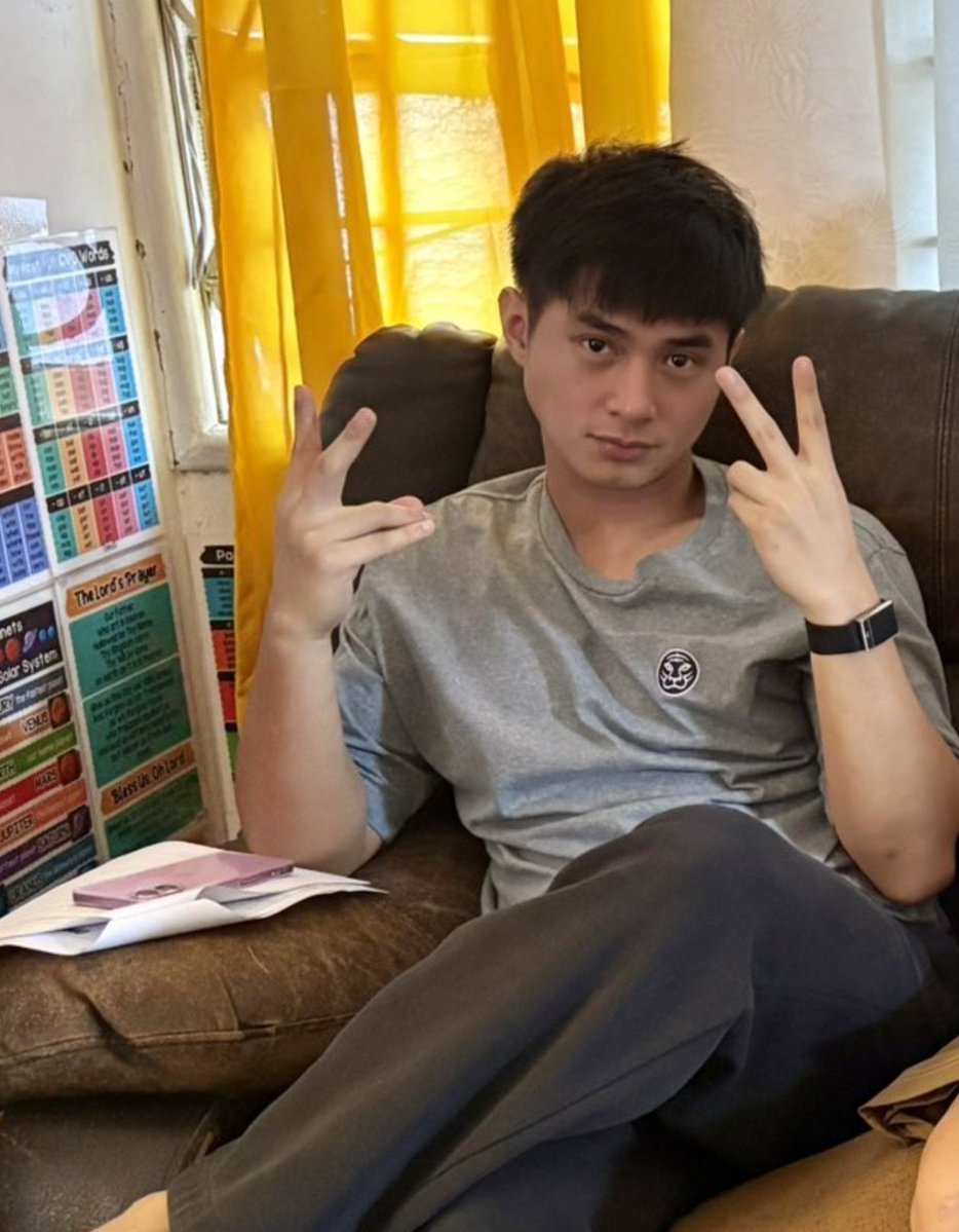 foreverJMFyang's tweet photo. parehas walang polaroids sa phone ☺️☺️ simplehan na lang hehehehe cuties!!! bet na bet ko talaga pink na phone na yan 🫠 https://t.co/ClriRMgB0Y