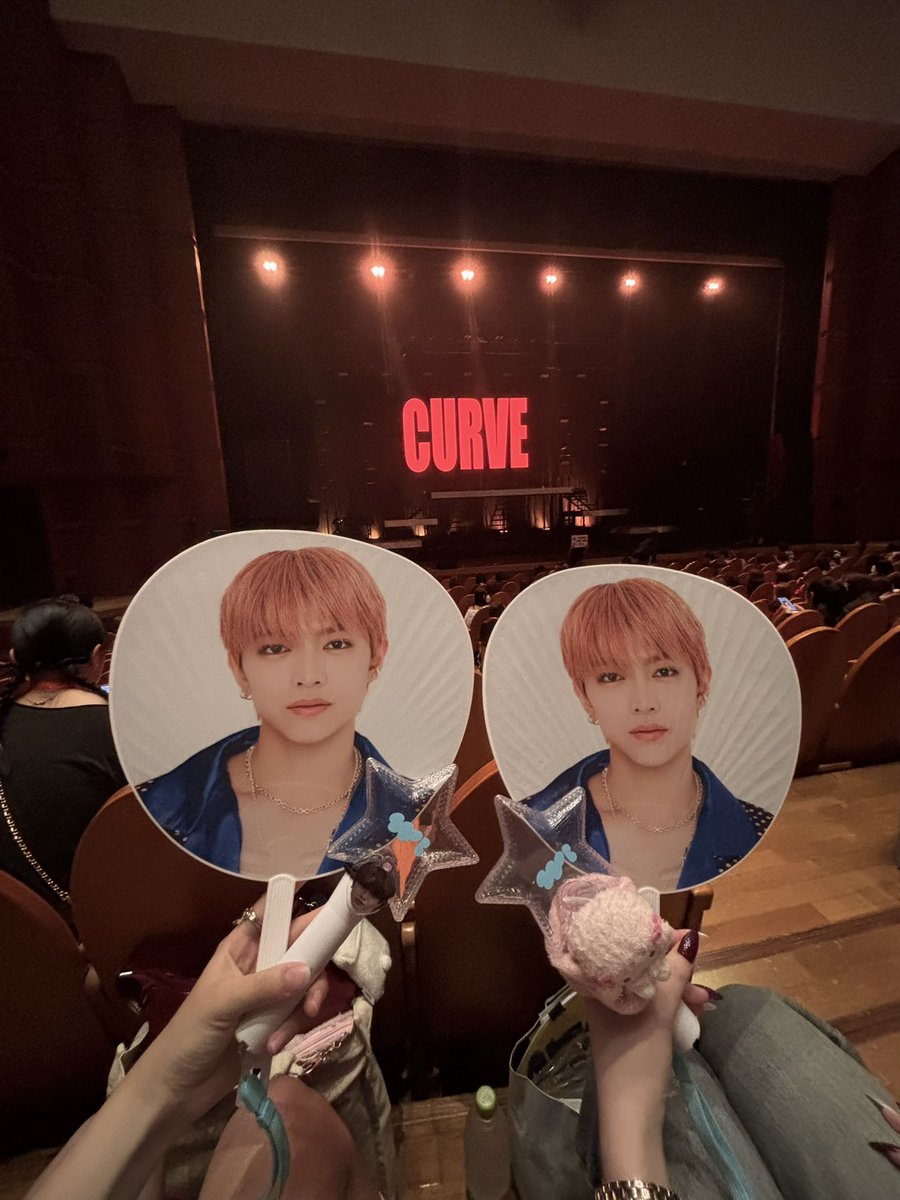 co_hay7's tweet photo. WILD BLUE LIVE TOUR 2026〜CURVE〜
〈はつかいち文化ホール　ウッドさくらぴあ〉

だいすきなSTARRYちゃんと連番参戦❕ツアーTでおそろコーデしたヨ🫶🏻🎀
終わるのが寂しいくらいたのしかったㅠ ̫ㅠ♡
そんな幸せな1️⃣日でした ꜆＞⩊＜꜀💘🎶

#WILDBLUE  #WB_CURVE https://t.co/U1oaylEB7f