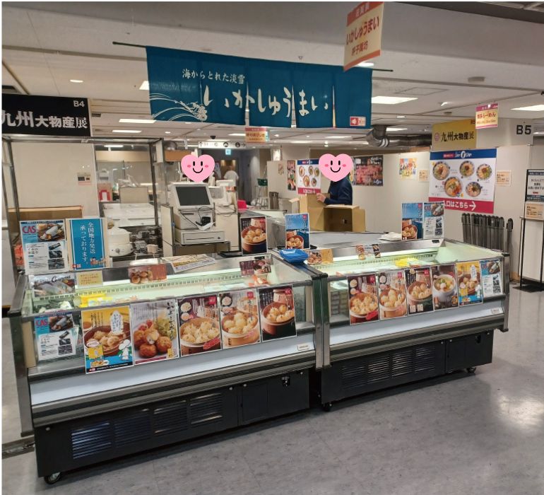 YobukoManbou's tweet photo. ＼本日から百貨店のイベントに出展しています／

場所：あべのハルカス近鉄本店
ウイング館9階催会場
催し：九州大物産展
期間：2026年10月14日（水）～10月20日（火）
※最終日17時閉場

⭐️久しぶりの関西・大阪での催しです⭐️

📢看板商品の「いかしゅうまい」をはじめ、海老・かに・めんたい・いかげそしゅうまいなど萬坊自慢のしゅうまいたちが勢ぞろい😋さらに、甘くてコリコリ食感が自慢の呼子CASセンター「剣先いかの姿造り🦑」を数量限定で発売！

📢今回の大九州展では、九州新幹線全線開業15周年記念🚅の限定イベントも開催されています👏
九州・山陽新幹線で直送された熊本・福岡・鹿児島の人気駅弁の販売や、JR九州自慢の「観光列車」の案内も…！

お近くにお越しの際は、ぜひお立ち寄りくださいませ😊

■イベント詳細
https://t.co/BN1YIrMquA

#あべのハルカス近鉄本店　＃萬坊　＃いかしゅうまい