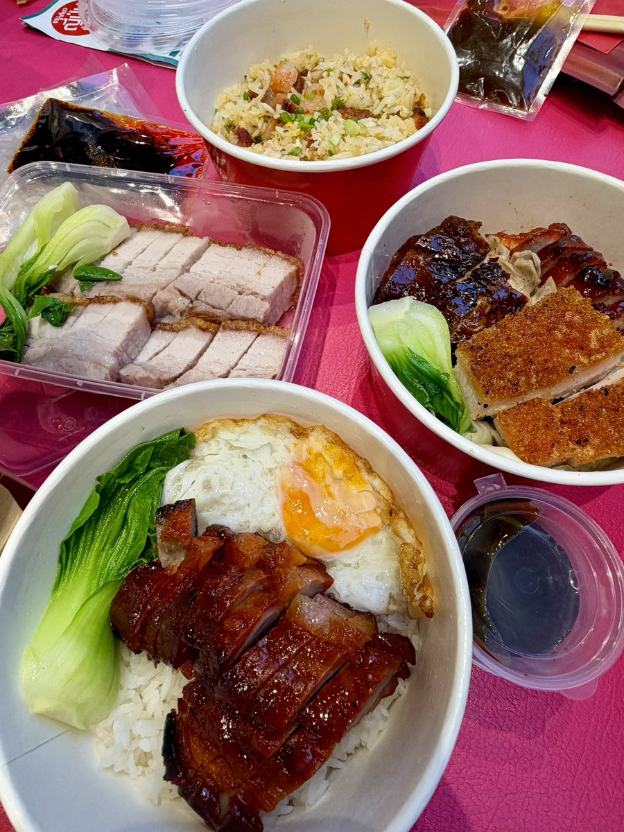 MoneyBP88's tweet photo. Lunch for today is Kwong Kee Roast. Yummy in my tummy 😋.  I want to eat at the restaurant. But there were too many people, so I have to do take away. 

#KwongKee #KwongKeeRoast https://t.co/ilM608NMdZ