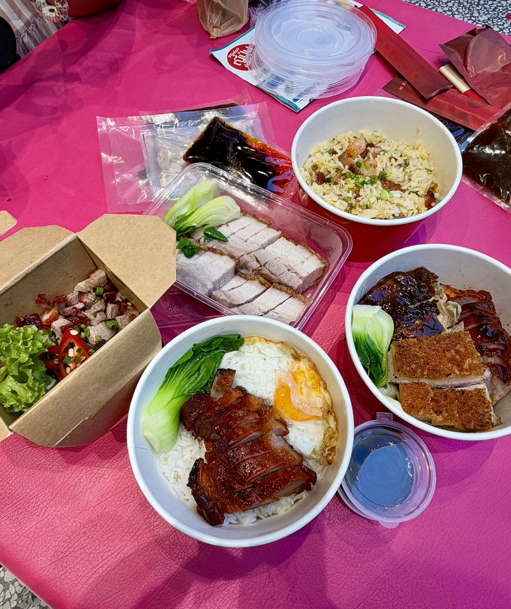 MoneyBP88's tweet photo. Lunch for today is Kwong Kee Roast. Yummy in my tummy 😋.  I want to eat at the restaurant. But there were too many people, so I have to do take away. 

#KwongKee #KwongKeeRoast https://t.co/ilM608NMdZ