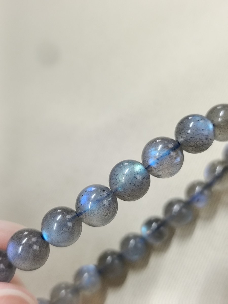 KING_Crystal01's tweet photo. 角度によって、青、黄色、白、ピンク…
さまざまな表情を見せる神秘的な光✨
【ラブラドライト】

まだ気づいていない自分の可能性。
その輝きは、ひとつじゃない。

自分の中に眠る無限の可能性を引き出すお守り💎 https://t.co/I94Co1zsBA