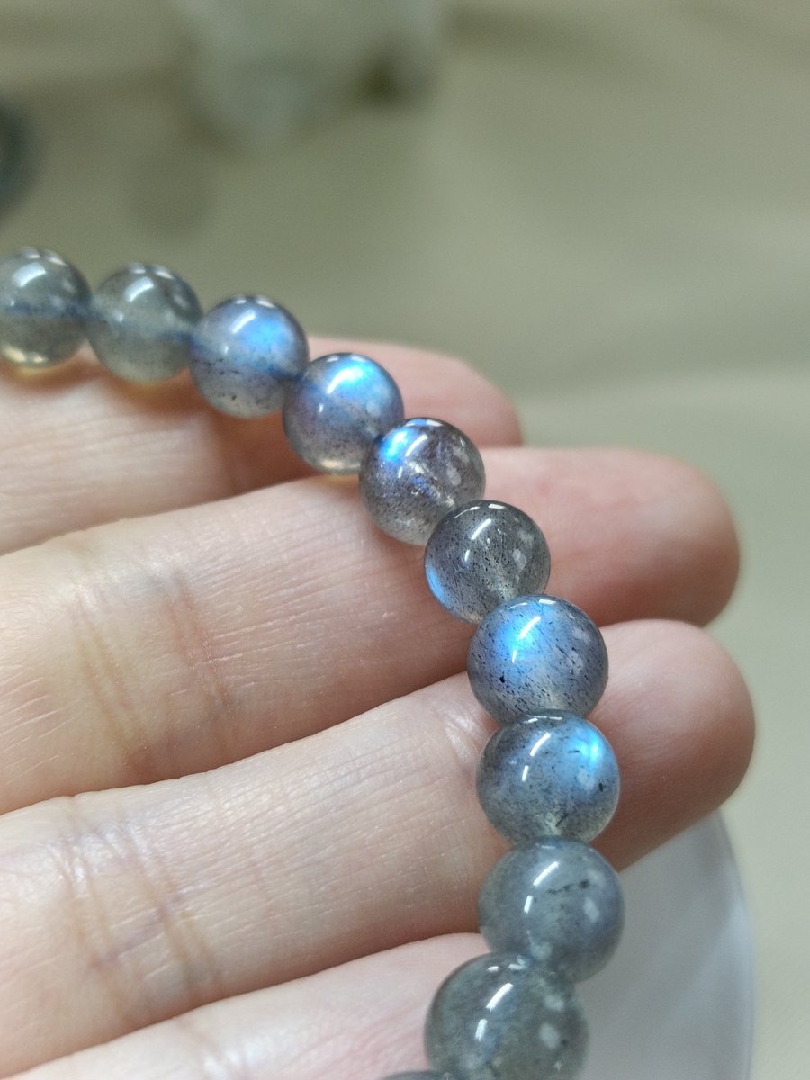 KING_Crystal01's tweet photo. 角度によって、青、黄色、白、ピンク…
さまざまな表情を見せる神秘的な光✨
【ラブラドライト】

まだ気づいていない自分の可能性。
その輝きは、ひとつじゃない。

自分の中に眠る無限の可能性を引き出すお守り💎 https://t.co/I94Co1zsBA