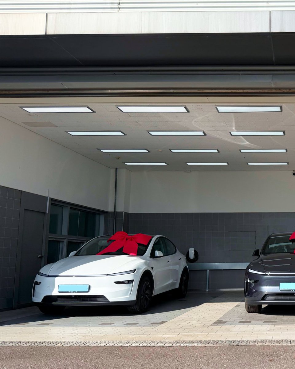 tesla_korea's tweet photo. Welcome to Tesla🎉
Tesla 제주 스토어에서도 차량 인도가 시작됩니다!

📢 제주 스토어 인도 예약 방법
1. 셀프 스케줄링 안내 메시지를 받고, '광명' 딜리버리 센터 또는 '탁송'으로 인도 예약을 완료하시기 바랍니다.
2. 이후 인도 담당 어드바이저에게 별도 문의하여, 예약 가능 여부를 확인하실 수 있습니다.

*스케줄링을 완료하시면, 인도 담당 어드바이저가 영업일 기준 7일 이내로 연락드릴 예정입니다.
*인도 가능 대수가 한정되어 있어, 제주 스토어 인도 예약이 불가할 수 있습니다.
*셀프 스케줄링 완료 후 광명 딜리버리 센터 ↔ 탁송 간 인도 방법 변경은 불가합니다.

📍제주 제주시 연삼로 136 (Tesla 제주 스토어)
