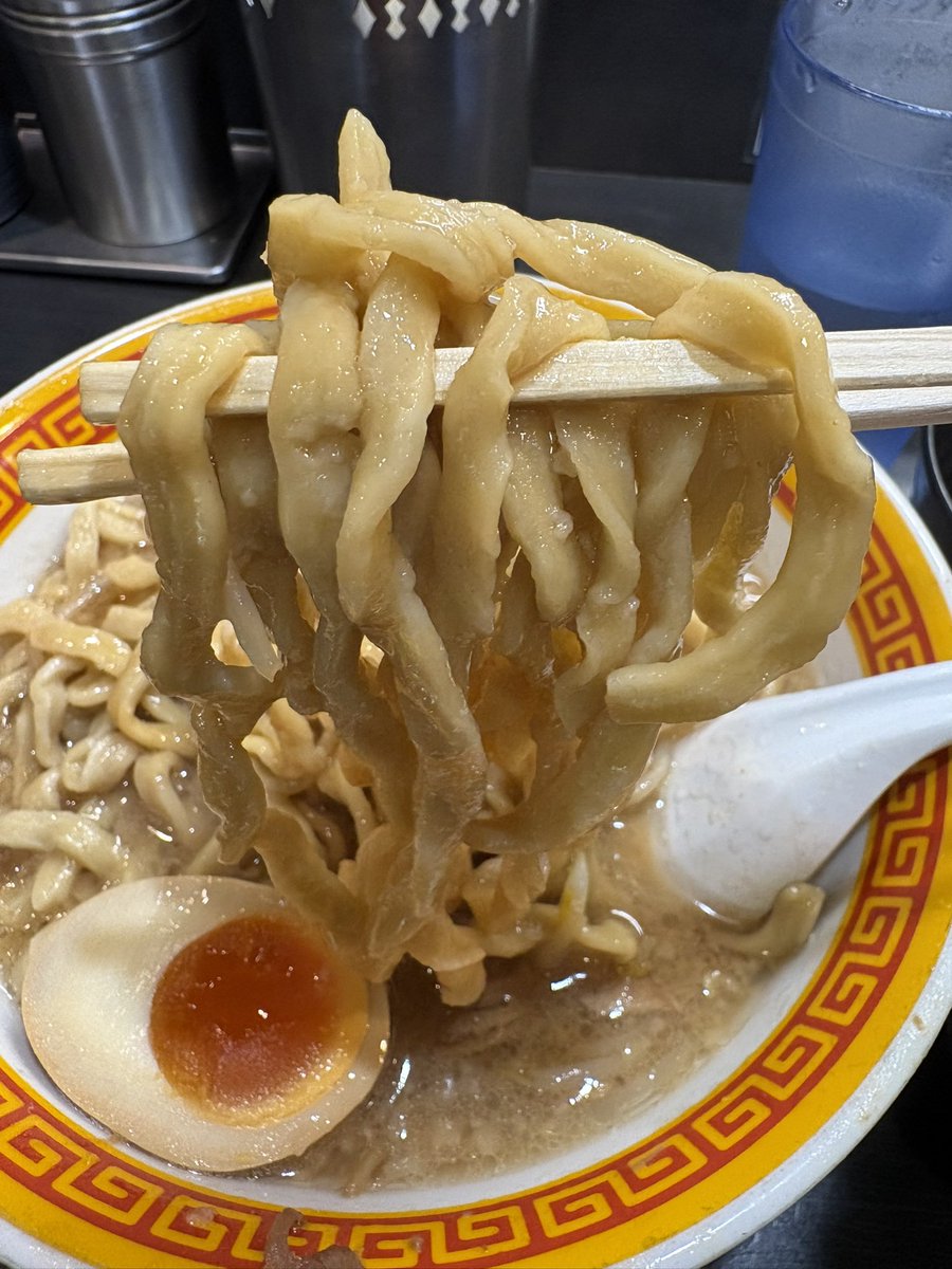 yuri_ta575's tweet photo. えどもんど西日暮里

ラーメン250g・半味玉・あぶら増し・野菜ちょい増し・生たまご

食欲が完全に戻ったので4ヶ月ぶりのデブラ。

写真3・4枚目みたく普通に食べるのと、生たまご&amp;あぶらの海にディップして食べるのを交互に繰り返すのが至高のひと時。

美味しかったから当然また来ます、ご馳走様！ https://t.co/1Zguz2Ru7d