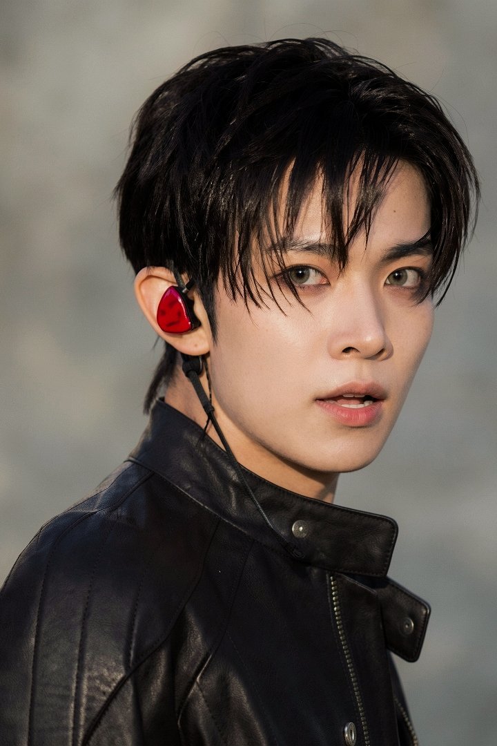 Mariaevar58l's tweet photo. @pinkglitterlvr Go find out yourself, he is an Ace +producer,song writter,Dance, has angelic vocal. https://t.co/D0SobVN44E