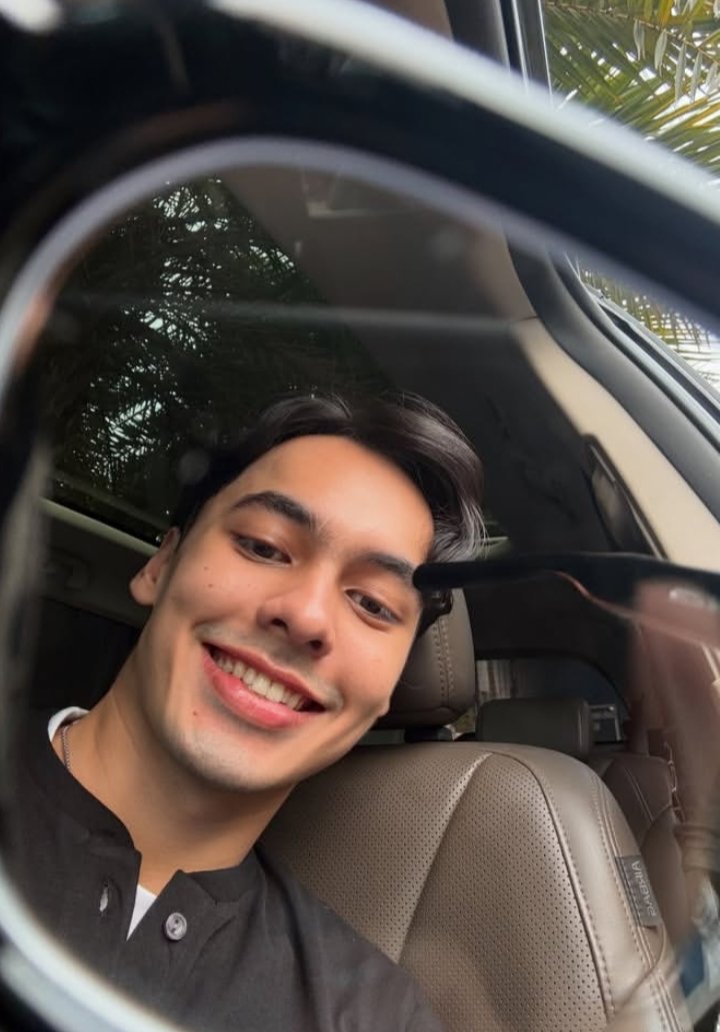dinosaurs022's tweet photo. Matahari di luar emang bright, tapi you are brighter pas pake kacamata gitu Btw, itu sunroof nya dibuka biar aku bisa liat ketampanan kamu dari atas ya💃 https://t.co/dZo3EbquXB