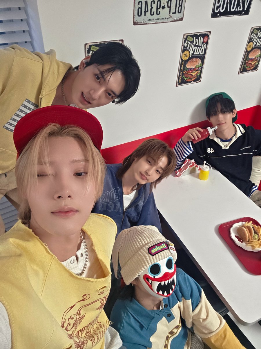 hrtzwav's tweet photo. [hrtz.pic] 261014

Beyond the Studio☀️

#hrtzwav #하츠웨이브
#TheSecondWave_MOMENTUM
#MOMENTUM #SundayMorning https://t.co/iVaAt78FMX
