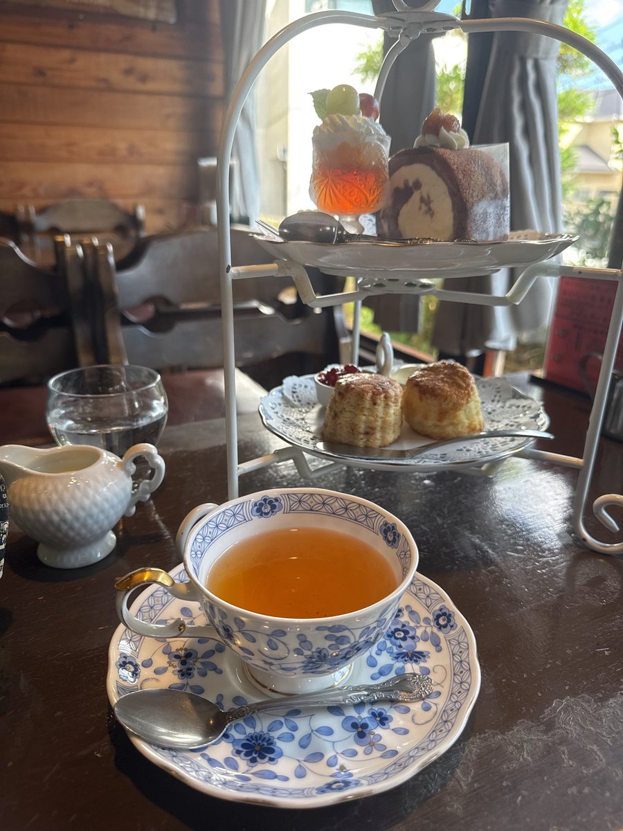 wan_cilyu's tweet photo. 今日は近場(車で40分)に浮気。
紅茶もスコーンも美味しい幸♡
お店のロゴのティーセットと普通のティーセットの差はなんだろ。私はこっちの方が好きなのでよき。 https://t.co/p0NUFRv95f