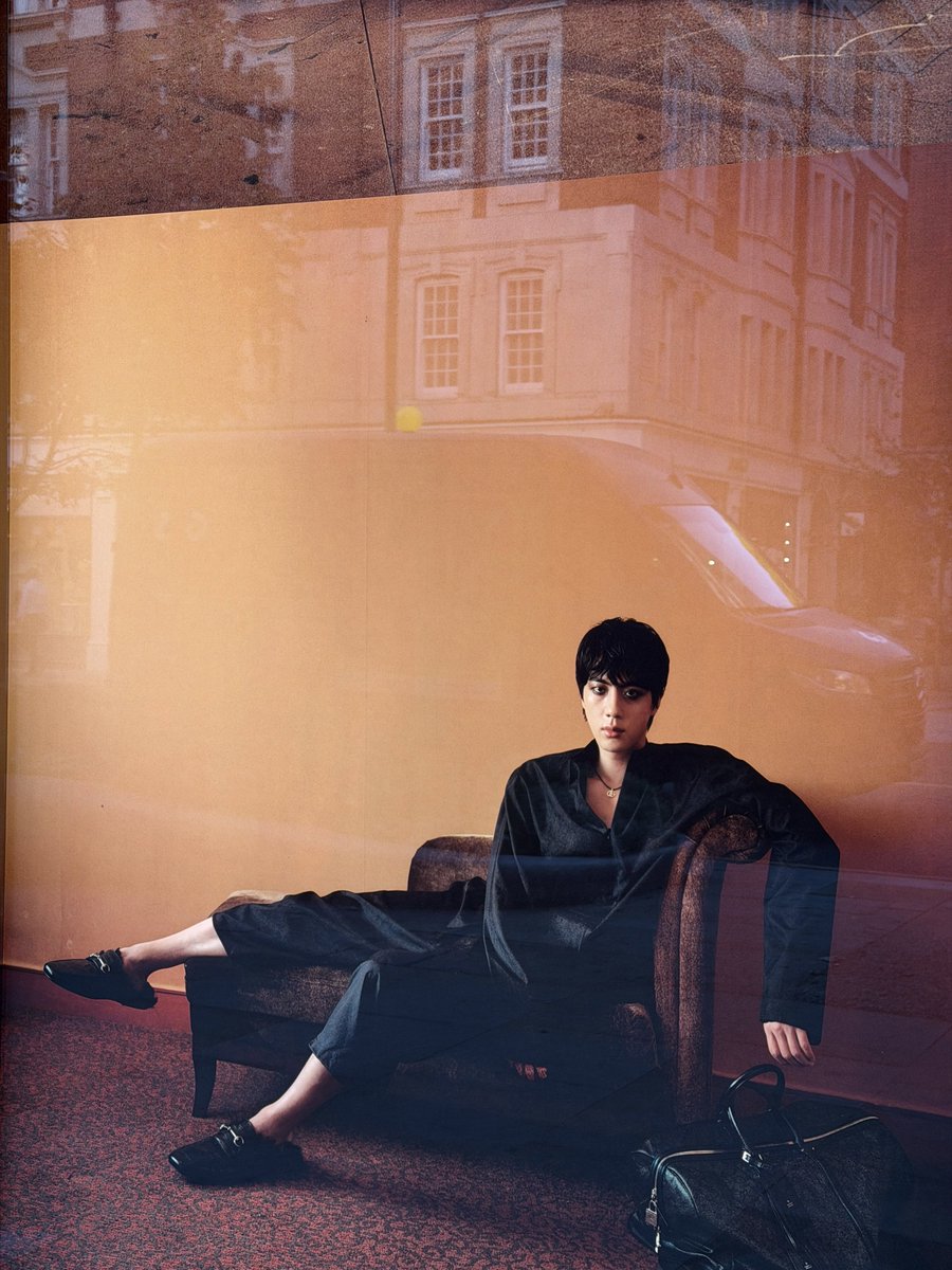 nightstar1201's tweet photo. 🇬🇧[Jin Gucci Campaign in Gucci London Sloane Flagship in UK] 261014 
📍Gucci London Sloane Flagship 18 Sloane Street, London, SW1X 9NE, United Kingdom.

op: Gucci-London Sloane Flagship — another large-scale Gucci placement!
#JIN #JinxGucci @gucci @BTS_twt #방탄소년단진 
London’s choice is all-black Jin! 🖤