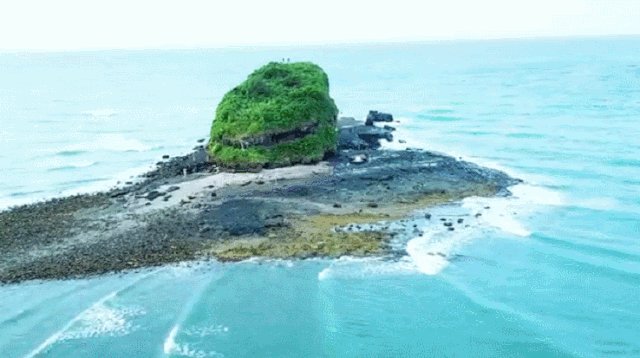 dahae85401425's tweet photo. [今日の海で、波が岩を剖き、進路を破る瞬間を目撃！自然の力強さに圧倒された。]， https://t.co/oVHKgIWKHC