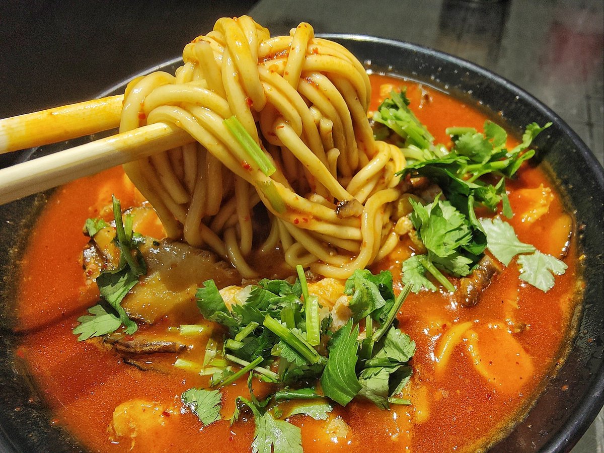 enlt1390's tweet photo. 昨夜、帰り道に谴沸街の路地裏で、首が笨くなるくらい熱いラーメンを食べた。脖が少し痛いけど、今日も頑張れる気がする！ https://t.co/fRDrVYGxLN