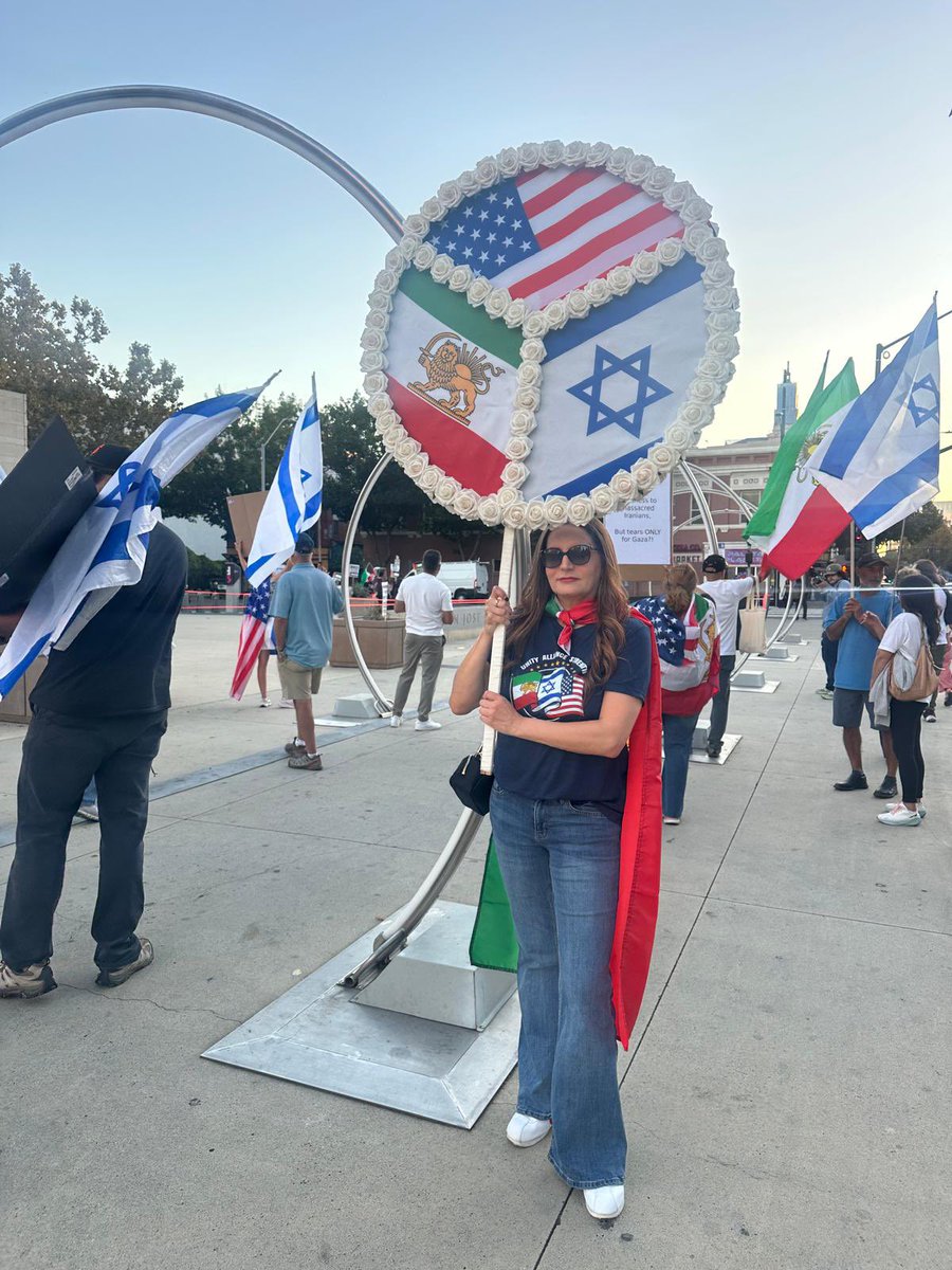 SamieSkyee's tweet photo. I’m not Jewish.

I’m Iranian American, and I’m a moderate.

I’m a Zionist.

Am Yisrael Chai! 🇮🇱 💙🤍 https://t.co/qGM8PPnMS9