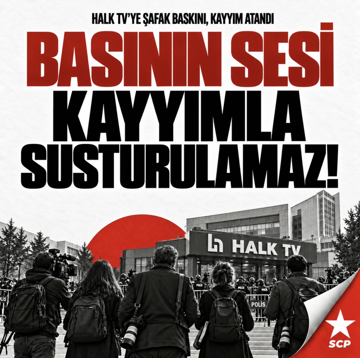 SCPGenelMerkez's tweet photo. BASININ SESİ KAYYIMLA SUSTURULAMAZ!

Bu sabah Halk TV’nin İstanbul binasına polis girmiş, kanala kayyım atanmış ve canlı yayın durdurulmuştur. Çalışanların binaya alınmayarak bir haber kanalının polisiye yöntemlerle susturulması; yalnızca Halk TV’ye değil, basın özgürlüğüne ve halkın haber alma hakkına yönelmiş açık bir saldırıdır.

Operasyonun, Ekrem İmamoğlu’nun savunmasına başlayacağı gün gerçekleştirilmesi ayrıca dikkat çekicidir. Dört gün önce Kemal Kılıçdaroğlu’nun Halk TV’yi “günün 24 saati yalan haber yapmakla” suçlaması, kanal sahibini hedef alması ve RTÜK’e başvurduklarını açıklaması da ortadadır. Bu zamanlama tek başına bir neden-sonuç ilişkisini kanıtlamaz; ancak basını hedef göstermenin doğurduğu ağır siyasi sorumluluğu ortadan kaldırmaz.

Basını hedef göstermeyi bir siyasi tartışma yöntemi sayanlar bilmelidir: İktidarın baskı aygıtına malzeme taşımak eleştiri değil halk düşmanlığıdır.
Bir yayın kuruluşuna ilişkin mali veya hukuki iddialar varsa bunlar bağımsız yargı önünde, şeffaflık ve usul güvenceleriyle soruşturulur. Polis baskını, kayyım ve yayın kesme ise soruşturma değil; susturma yöntemidir.

Kayyım rejimi belediyelerden medyaya uzanarak halk iradesini, basın özgürlüğünü ve kamusal denetimi idari vesayet altına almaktadır.

Sosyalist Cumhuriyet Partisi olarak Halk TV’ye atanan kayyımın derhal kaldırılmasını, yayının yeniden başlatılmasını ve çalışanların görevlerine dönmesini istiyoruz.
Basın özgürlüğü hiçbir iktidarın veya siyasi kliğin lütfu değildir; halkın vazgeçilmez hakkıdır.

BASININ SESİ KAYYIMLA SUSTURULAMAZ!
SOSYALİST CUMHURİYET PARTİSİ

#HalkTV #BasınÖzgürlüğü #KayyımaHayır #SCP