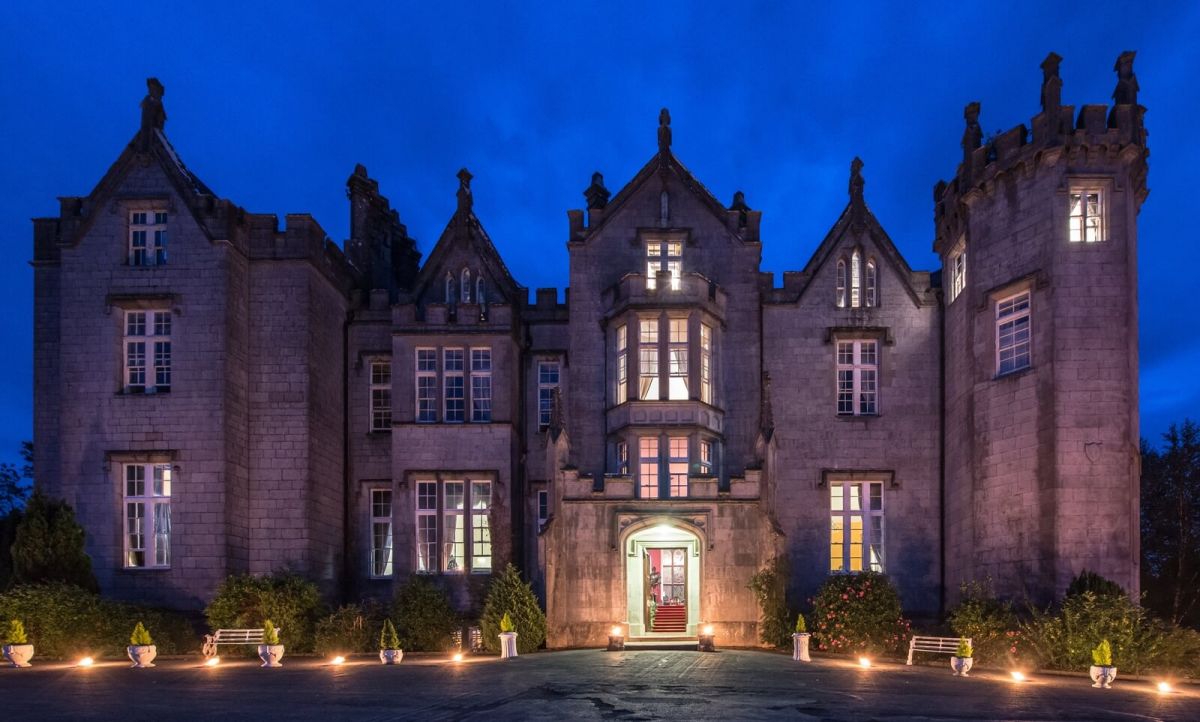IrishEmbJapan's tweet photo. 13世紀に建てられたキニティ城 (Kinnitty Castle) は、4つ星ホテルである一方、13世紀の修道士や女性のゴーストにまつわるエピソードが残ります👻

真夜中にさまよう彼らにうっかりぶつからないようご注意を！

#ハロウィーン発祥の地 #IrelandHomeofHalloween https://t.co/qFicpVObnL