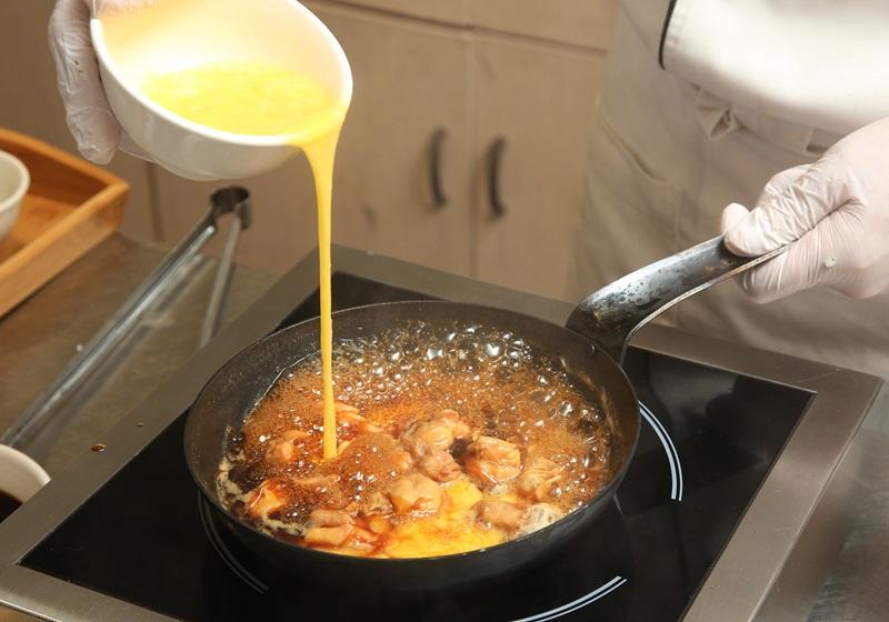 sddwtfx's tweet photo. 今日の昼ごはん、手作りの親子丼で食欲をそそられちゃった！具材には新鮮な野菜もたっぷりで、お腹も心も満たされたな https://t.co/YjAn3rfJkM