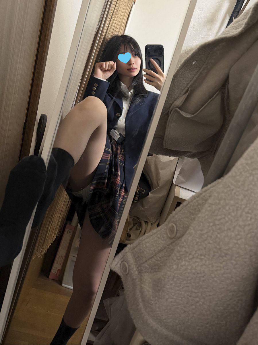 AlanJordanijhd's tweet photo. 本人19岁            
是高三女学生      
日常除了在遛猫就在追动漫         
不知道会不会有男生加v跟我聊天🥹              
 是本人。 真的是本人 https://t.co/g2QJWFjWdl