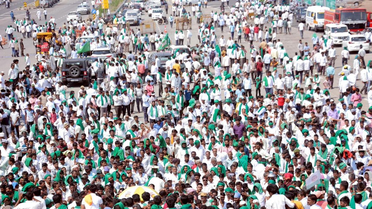 IndianExpress's tweet photo. Mumbai-Bengaluru highway hit by Karnataka protest: Travellers told to avoid NH-48 https://t.co/sQ6qO0AdnP https://t.co/0nBMrL9rdo