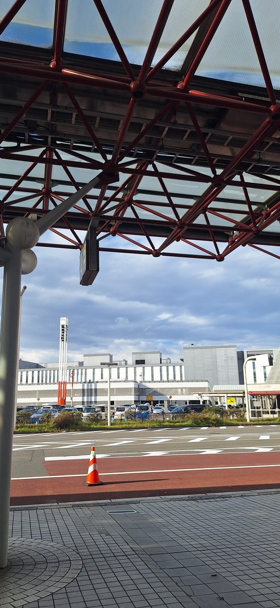 bieilove's tweet photo. 空港の外で帰省最後の北海道の空気を堪能中 https://t.co/4pOKlP6Cga