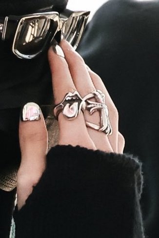 hourlyjaeyunki's tweet photo. #NI_KI’s Hands 🩶🖤 https://t.co/Z6KDwixk66
