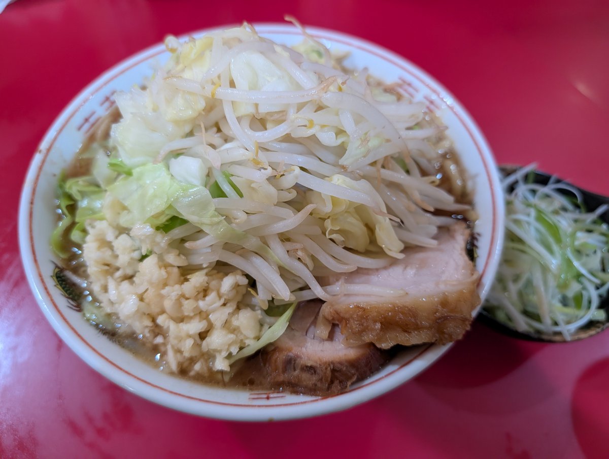 sapbeerlove's tweet photo. ラーメン二郎　札幌
ラーメン　1100円　ざく切り白髪ねぎ150円
雨がパラつく天気も気温は程良くラーメン日和〜
ざく切り白髪ねぎがシャキッと歯ごたえよくウマい！
白髪ねぎのピリ辛Verも食べてみたいね〜 https://t.co/xj7JyBiMXX