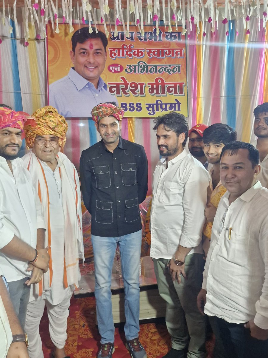 Gopal_Bassi's tweet photo. 📍मलारना चौड़ ( सवाई माधोपुर )
BSS बूंदी प्रभारी प्रिय मित्र अबरार मलारना जी के छोटे भाई की शादी में सभी क्रांतिकारी युवा भाईयो से मुलाकात हुई 
छोटे भाई असरार को शादी की मुबारकबाद 🙏
@AbrarMalarana https://t.co/6h5cut7RO5