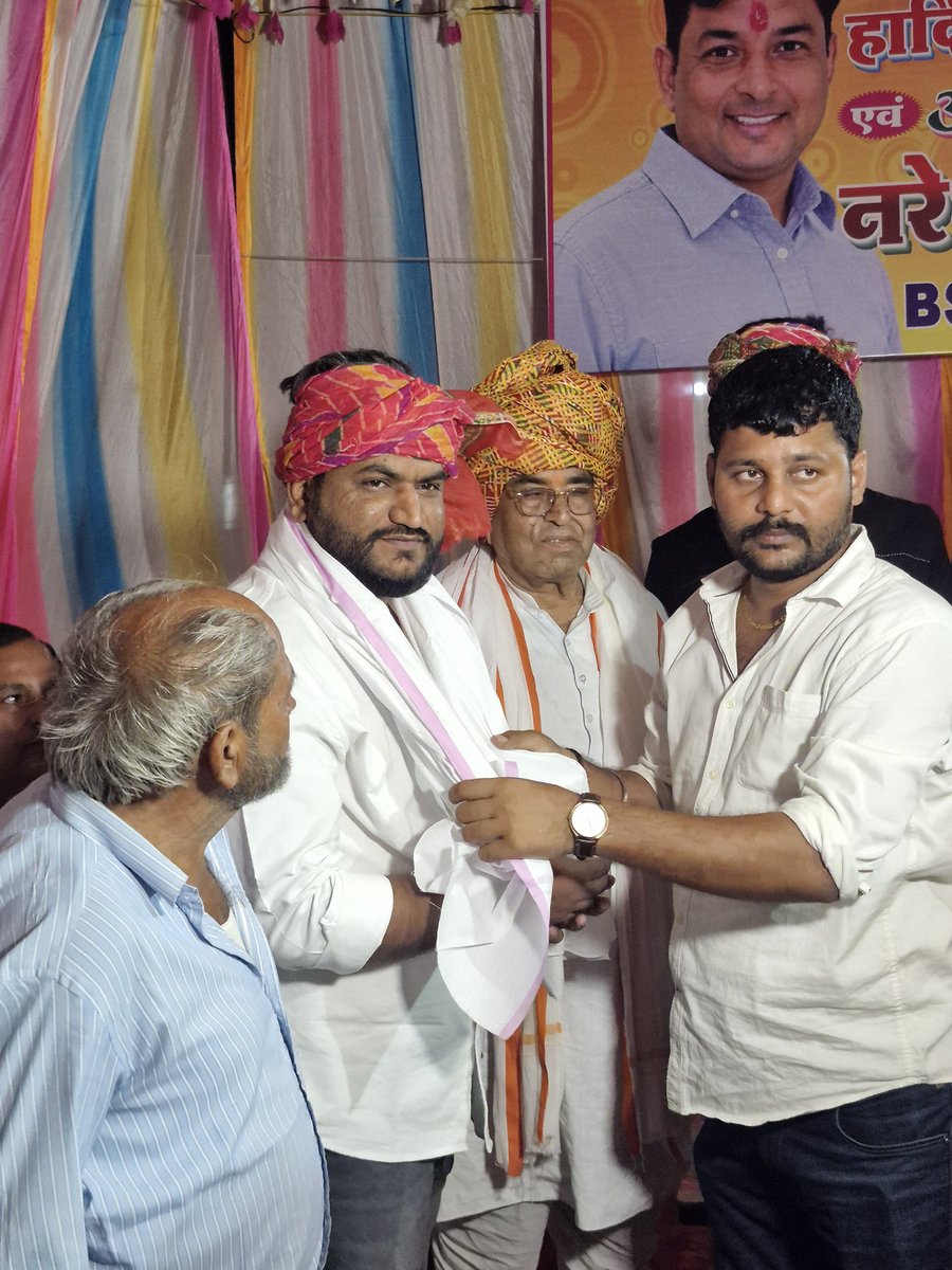 Gopal_Bassi's tweet photo. 📍मलारना चौड़ ( सवाई माधोपुर )
BSS बूंदी प्रभारी प्रिय मित्र अबरार मलारना जी के छोटे भाई की शादी में सभी क्रांतिकारी युवा भाईयो से मुलाकात हुई 
छोटे भाई असरार को शादी की मुबारकबाद 🙏
@AbrarMalarana https://t.co/6h5cut7RO5
