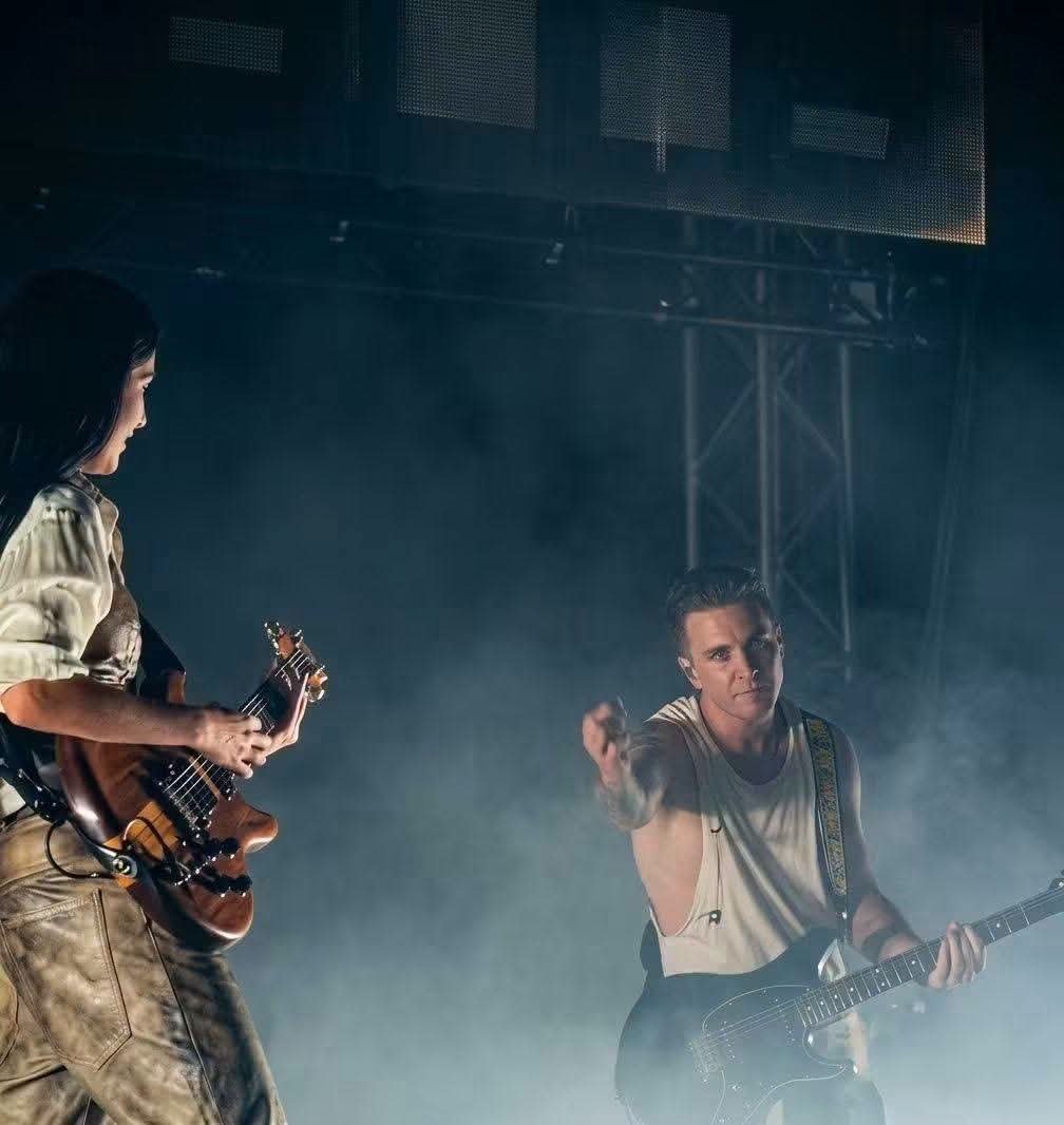 SabyDeeMAI1's tweet photo. Brian Haner คุณพ่อของ Synyster Gates มือกีตาร์โซโล่ของ A7X โพสต์ชื่นชมน้อง Nene Royal

แปลไทย:
“ผมโพสต์เกี่ยวกับเรื่องนี้ไปเมื่อวันก่อน Nene Royal อายุเพียง 16 ปีเท่านั้น และเธอเพิ่งชนะการแข่งขัน America’s Got Talent

ในรายการนั้น เธอพูดถึงการที่เธอเป็นแฟนตัวยงของ Avenged Sevenfold ดังนั้นพวกหนุ่ม ๆ จึงชวนเธอมาเป็นศิลปินเปิดการแสดงให้พวกเขาในทัวร์เอเชีย

พวกเขายังเชิญเธอให้ขึ้นมาร่วมเล่นเพลงหนึ่งกับพวกเขาในทุก ๆ การแสดงอีกด้วย

ภาพนี้ถ่ายที่สิงคโปร์ ต่อหน้าผู้ชมจำนวน 40,000 คน

คุณจะเห็นลูกชายของผมกำลังยิ้มอยู่ด้านหลัง ขณะที่เขาปล่อยให้เธอได้เปล่งประกายอย่างเต็มที่ หรือจะเรียกว่าเป็นการส่งต่อคบไฟให้คนรุ่นต่อไปก็ได้

เวลาที่มีคนถามผมว่า ผมภูมิใจในตัวลูกชายหรือเปล่า ผมก็ตอบว่าภูมิใจ

และนี่แหละคือเหตุผลว่าทำไม”