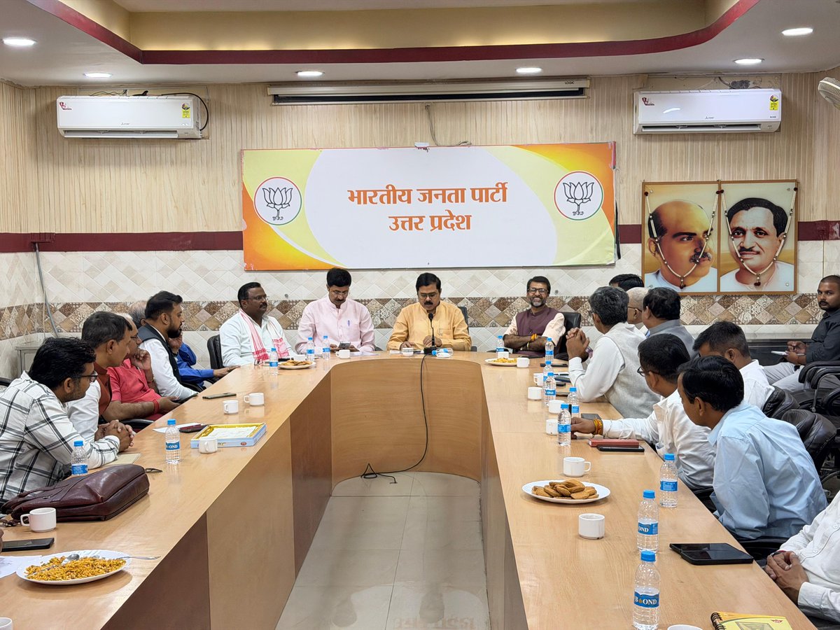 sanjayraiupbjp's tweet photo. शिक्षक-स्नातक चुनाव 2026 की तैयारियों के संबंध में एक महत्वपूर्ण बैठक आयोजित की गई। उपस्थित गणमान्यजनों ने चुनावी रणनीति को लेकर बहुमूल्य मार्गदर्शन प्रदान किया। उनके अनुभव, सुझाव और दिशा-निर्देश निश्चित रूप से संगठन को और अधिक सशक्त बनाएंगे तथा भाजपा की विजय को सुनिश्चित करने की दिशा में महत्वपूर्ण भूमिका निभाएंगे।
@idharampalsingh @mppchaudhary @myogiadityanath @blsanthosh @AmitShah @narendramodi @TawdeVinod @HarishD_BJP @smritiirani @NitinNabin