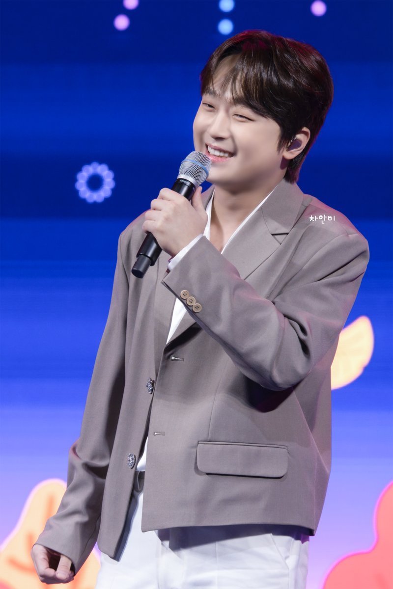 cha_anmi_2's tweet photo. 26/10/10 (사진4)  1.첫사랑 노래후에도 이쁘게 웃어주고 2 초대해줘서 감사합니다 형님 하고 웃는 찬원..웃는 모습보고  내가 힐링해

#성북구가을음악회 #이찬원 #LeeChanWon https://t.co/fIy38xtLbq