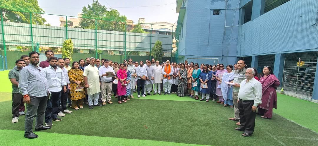 dineshgoelbjp's tweet photo. इस अवसर पर सह संयोजक स्नातक चुनाव श्री संजीव झा जी, मंडल अध्यक्ष श्री अशोक भाटी जी, कॉलिंग सेंटर प्रभारी श्री पवन रेड्डी जी सहित पार्टी पदाधिकारी एवं कार्यकर्ता उपस्थित रहे।
#MLCचुनाव #स्नातकमतदाता #शिक्षकचुनाव #गाजियाबाद #RKGITM #DineshKumarGoel #BJP4UP https://t.co/5EZFLqGxY6