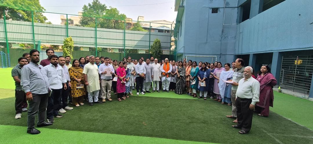 dineshgoelbjp's tweet photo. इस अवसर पर सह संयोजक स्नातक चुनाव श्री संजीव झा जी, मंडल अध्यक्ष श्री अशोक भाटी जी, कॉलिंग सेंटर प्रभारी श्री पवन रेड्डी जी सहित पार्टी पदाधिकारी एवं कार्यकर्ता उपस्थित रहे।
#MLCचुनाव #स्नातकमतदाता #शिक्षकचुनाव #गाजियाबाद #RKGITM #DineshKumarGoel #BJP4UP https://t.co/5EZFLqGxY6
