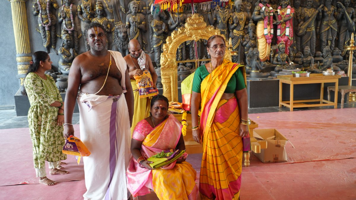 sbvtdevasthanam's tweet photo. శ్రీ భూసమేత శ్రీ వేంకటేశ్వర స్వామివారి దేవస్థానం
డోకిపర్రు మహాక్షేత్రం
శ్రీ దేవీ శరన్నవరాత్రి మహోత్సవాల సందర్భంగా ప్రతిరోజూ అమ్మవారికి కుంకుమార్చన నిర్వహించిన అనంతరం లక్కీ డ్రా ద్వారా ఎంపికైన భక్తులకు అమ్మవారి పవిత్ర వస్త్రాన్ని బహుకరిస్తున్నారు https://t.co/hdU18ArDuv