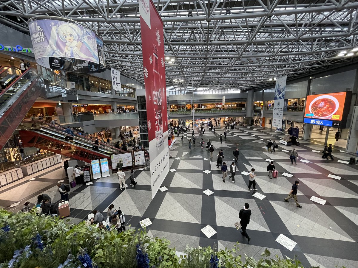 nagumon's tweet photo. 新千歳空港。

「1日いられる程楽しめる空港」と評判な程色んなお店があるという空港。なので、1日楽しめるのかどうか？試してみようとやってきました。
今回の旅行は、新千歳空港！ https://t.co/LOscWrcUFQ