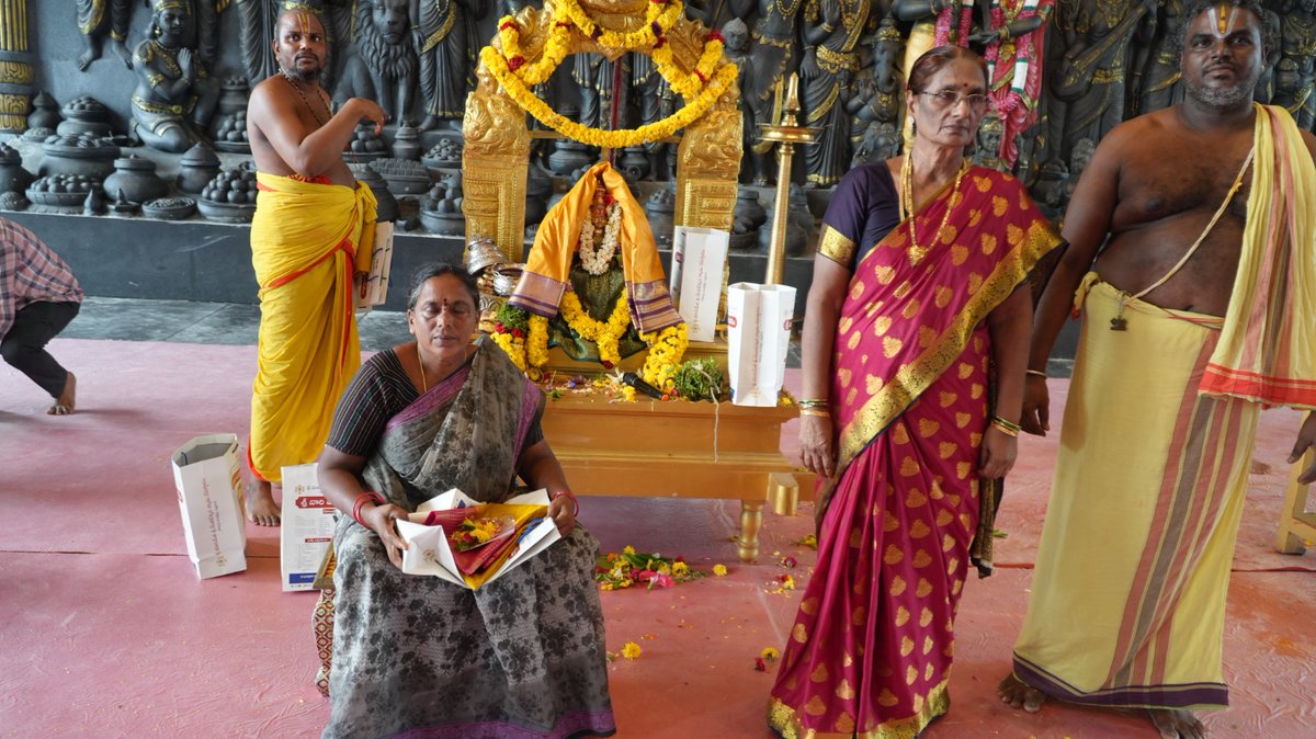 sbvtdevasthanam's tweet photo. శ్రీ భూసమేత శ్రీ వేంకటేశ్వర స్వామివారి దేవస్థానం
డోకిపర్రు మహాక్షేత్రం
శ్రీ దేవీ శరన్నవరాత్రి మహోత్సవాల సందర్భంగా ప్రతిరోజూ అమ్మవారికి కుంకుమార్చన నిర్వహించిన అనంతరం లక్కీ డ్రా ద్వారా ఎంపికైన భక్తులకు అమ్మవారి పవిత్ర వస్త్రాన్ని బహుకరిస్తున్నారు https://t.co/QwHwEmVJB2