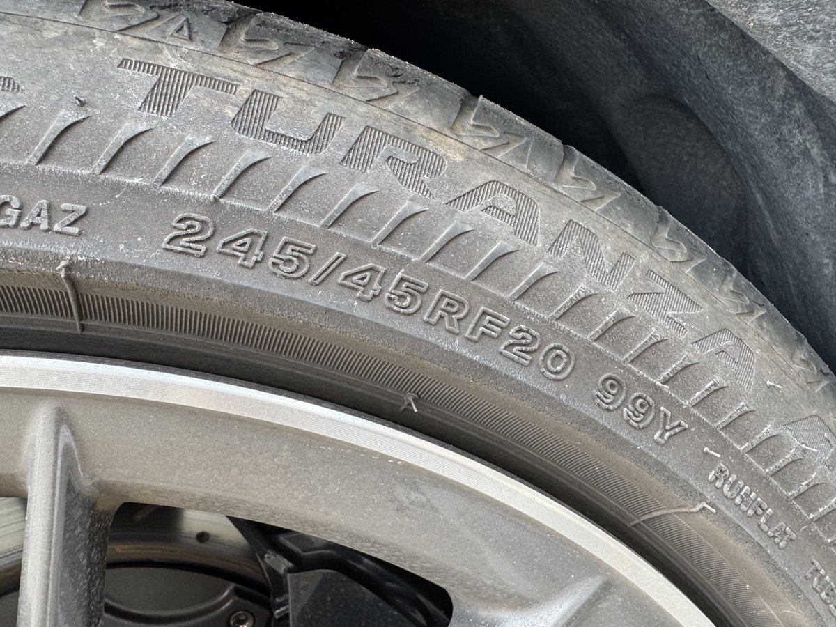 papayan123_car's tweet photo. フロントタイヤそろそろ替えたほうがいいですよと。
V8重いもんね。
ランフラットなくていいから、静音重視でアドバンdb V553かな。

4本ともなら初期型の21インチ（ホイールだけ残してる）に変えるのも考えてたけど、後ろぜんぜん溝あったし今回は20インチのまま前だけかな。 https://t.co/6LtJeMDTO0