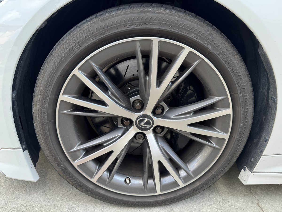 papayan123_car's tweet photo. フロントタイヤそろそろ替えたほうがいいですよと。
V8重いもんね。
ランフラットなくていいから、静音重視でアドバンdb V553かな。

4本ともなら初期型の21インチ（ホイールだけ残してる）に変えるのも考えてたけど、後ろぜんぜん溝あったし今回は20インチのまま前だけかな。 https://t.co/6LtJeMDTO0