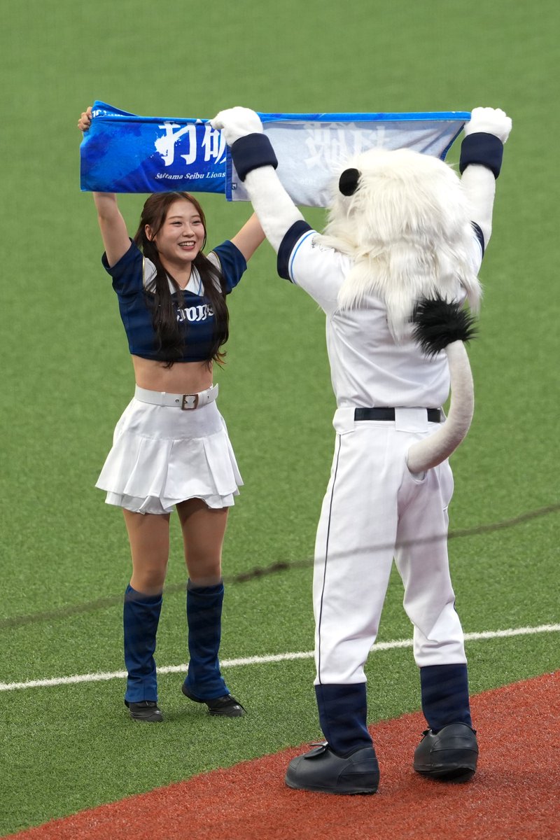 o29kappa's tweet photo. なぜかKoyukiさんに向かって打破アピールするレオ
レッサーパンダの威嚇っぽさある #レオカッコイイ https://t.co/ZUeWIl7fM7