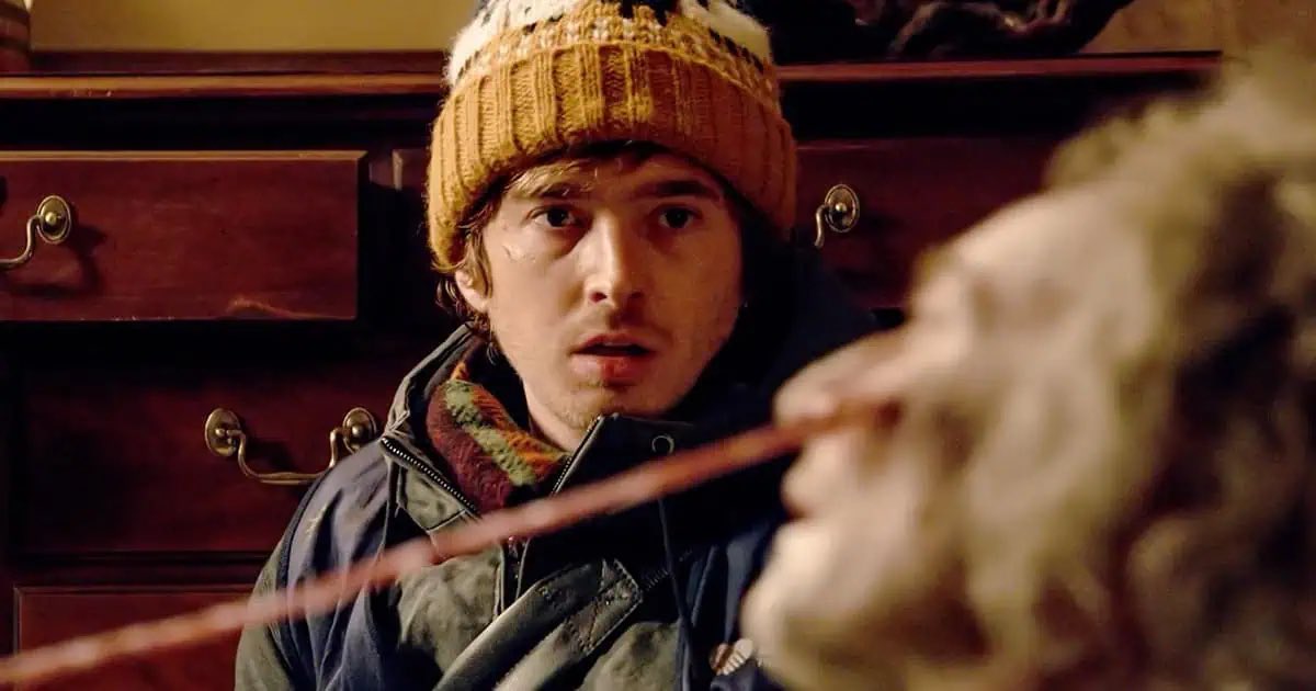 Fukutsu_cinema's tweet photo. バイオハザード、ネタバレ注意&考察つづき⚠️

ブライアンの変異が遅かったのは、まだ自分の力で切り抜けようとしていたからとも読める。
キャンピングカーの少女も誰かに「助けて」とすがる場面で身体が暴走する。
研究室でブライアンも他人の力を必要をしたから変異が早まったのかも。

他人を必要とした瞬間、自分と他人の境界まで失ってしまう。化け物になったブライアンが研究員たちを次々に飲み込むのがそれだ。
自分ではなくなる怖さを描いていたのかもしれない。#バイオハザード