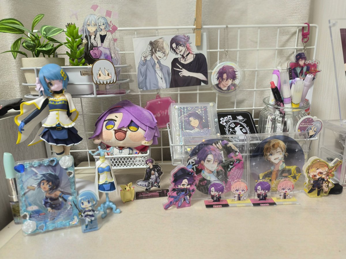 oevccw's tweet photo. @BZBfb3Aa8555668 FF外から失礼します！
ちょいちょい他界隈いるけど自慢の勉強机です！
遠目からみたらごちゃごちゃだけど1部1部みたらちゃんとしてるんですよ！…多分 https://t.co/heziLCRsuz