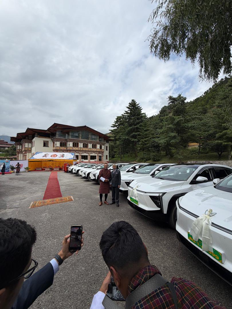 anandmahindra's tweet photo. Well, those cars look  familiar! 

Thank you, Prime Minister @tsheringtobgay for, dare I say, your excellent judgment in selecting our automobiles! 🙂

We’re honoured to see our electric vehicles giving an extra ‘charge’ to the bonds between Bhutan &amp; India…
 
@DrSJaishankar https://t.co/rLasEtELLX