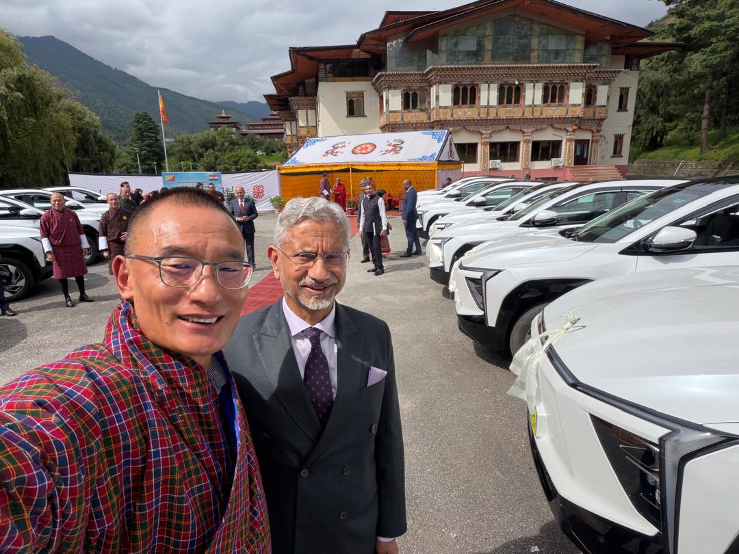 anandmahindra's tweet photo. Well, those cars look  familiar! 

Thank you, Prime Minister @tsheringtobgay for, dare I say, your excellent judgment in selecting our automobiles! 🙂

We’re honoured to see our electric vehicles giving an extra ‘charge’ to the bonds between Bhutan &amp; India…
 
@DrSJaishankar https://t.co/rLasEtELLX