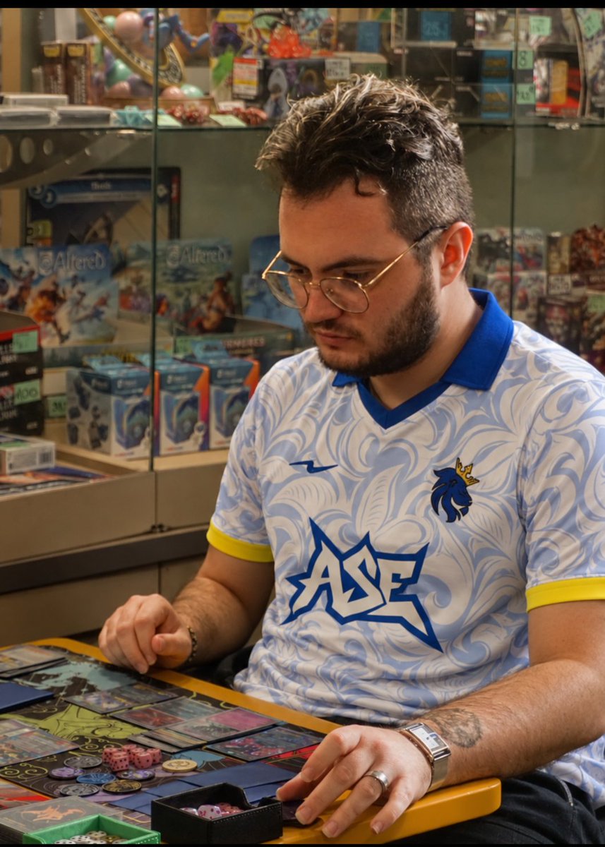 AcademyShowOff's tweet photo. Bonjour à tous,

C'est avec plaisir que l'ASE vous annonce l'arrivée d'@Mat_Jsc en tant que joueur du JCC Pokémon dans la structure ! 

Il a fait ses début pour la structure à la Crown Of Spain hier soir où il finit à la 15ème place sur 175 en finissant en 6-2 !

Bienvenu Mat ! https://t.co/ws70uhwXBA