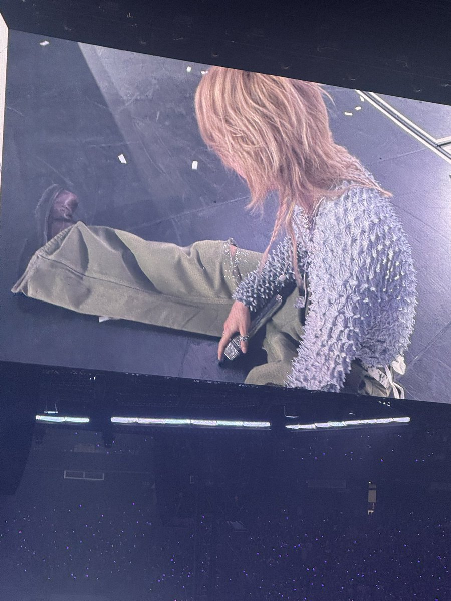 agustdanddel's tweet photo. Happy Birthday Jimin😭❤️
#Jimin_BDAY #HBD_JM
(Made it out of trenches of medschool exams to wish Jimin happy birthday) https://t.co/JGHQGzxYVX