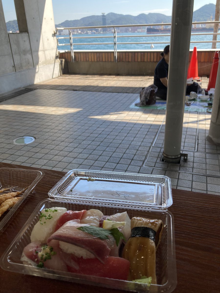 liliryo's tweet photo. 連休は母を連れて福岡へ。
門司港と唐戸市場は初めて。
とにかく暑かった💦 https://t.co/PSVrpjnJmD