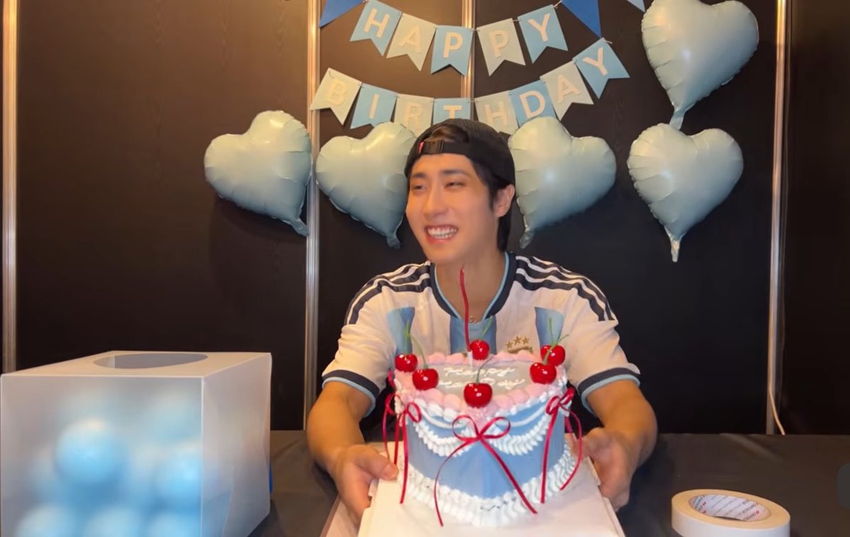 iB0RNFREAK's tweet photo. un mes de que han jisung festejó su cumpleaños ASÍ https://t.co/SfXIypi8bG